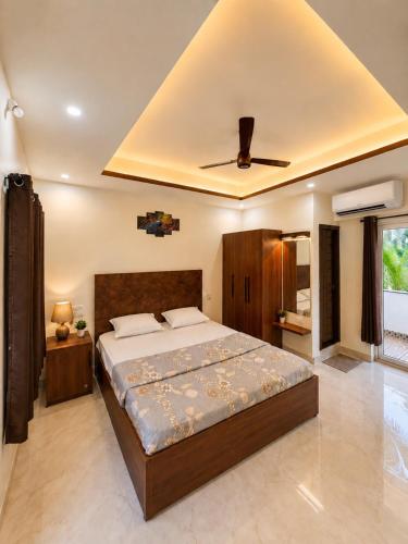 a bedroom with a bed and a ceiling at Pinto Eden Home Stay 5 Star Luxury Stay in Chikmagalur in Sangameswarpet