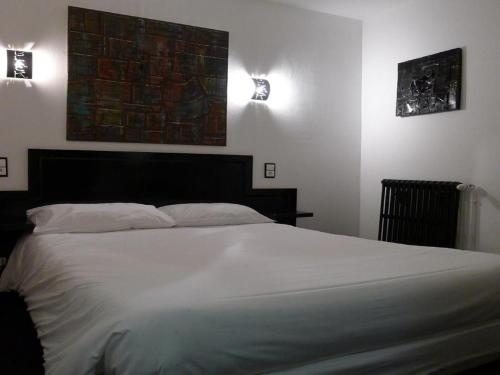 Säng eller sängar i ett rum på Hôtel Le Coin des Halles