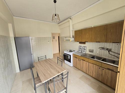 GRI LAMBRAKI - Room 1 - SHARED APARTMENT - Beautiful Views in The Center Of Piraeus