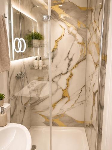 a bathroom with a shower and a sink at Ferienhaus im Wiesengrund in Simmerath