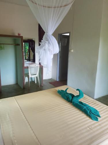 łóżko w sypialni z manekinem w tle w obiekcie Poseidon Resort w Ko Tao