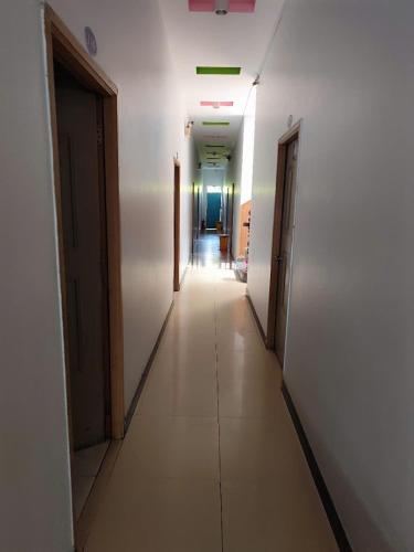 an empty hallway of a building with a long corridor at Khách Sạn Lâm Tiên - Lam Tien Hotel in Bùi Tiếng