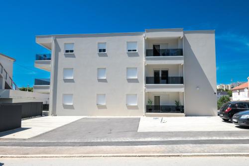 Modern 2-Bedroom Apartment Near Old Town with Free Parking