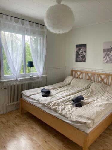 a bedroom with a bed with two hats on it at Zuzanna in Storebro