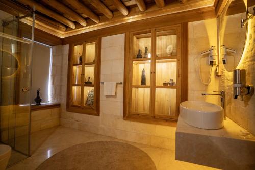 a bathroom with a sink and a glass shower at Zeynep Hanim Konagi in Gaziantep