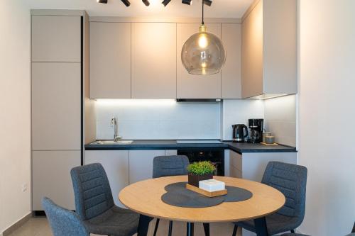 Apartment Cosmopolitan by Belmont Realty