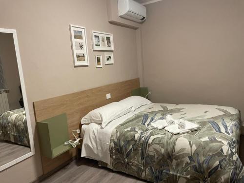 a bedroom with a bed in a room at Locanda il nido in Moscolo