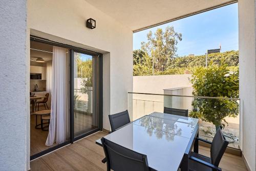 a dining room with a glass table and chairs at Magnolia in Alicante