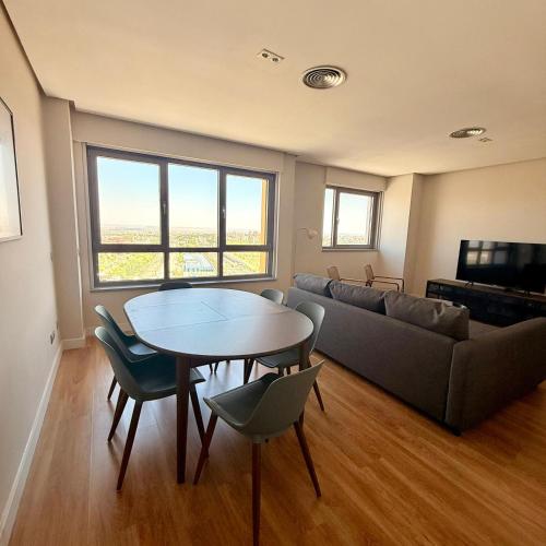 Living con terraza y parking para 8 en Sanchinarro