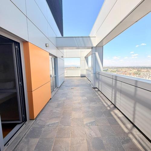 Living con terraza y parking para 8 en Sanchinarro