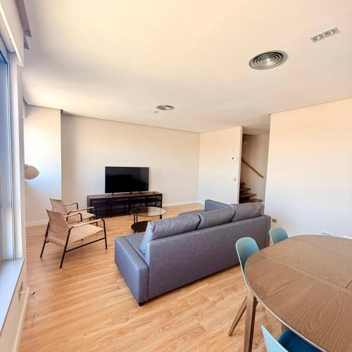 Living con terraza y parking para 8 en Sanchinarro