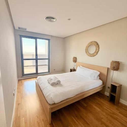 Living con terraza y parking para 8 en Sanchinarro
