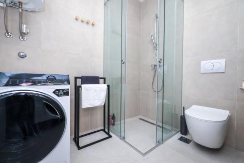 Modern 2-Bedroom Apartment Near Old Town with Free Parking
