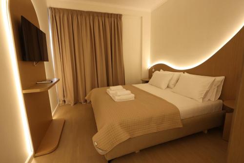 ein Hotelzimmer mit Bett und Fernseher in der Unterkunft Bay View Hotel in Himarë