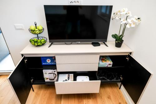 Modern 2-Bedroom Apartment Near Old Town with Free Parking