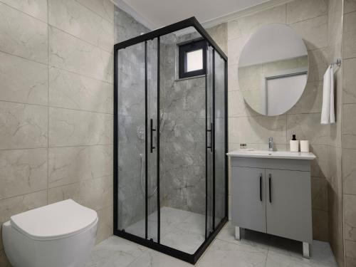 a bathroom with a shower and a toilet and a sink at Silence Garden Suite bir yatak odalı daire in Alanya