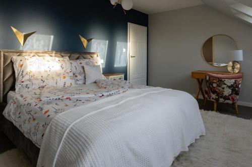 a bedroom with a bed with a white comforter at KAJKl 15 in Lidzbark Warmiński