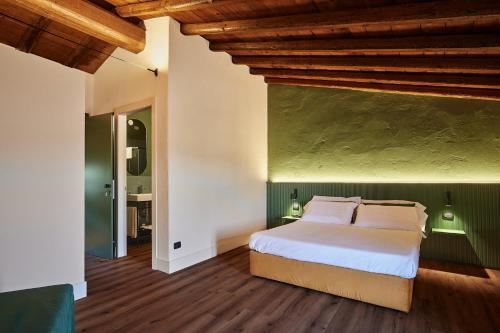 a bedroom with a bed and a green wall at AGRITURISMO RIPA DEL BOSCO in Capriolo