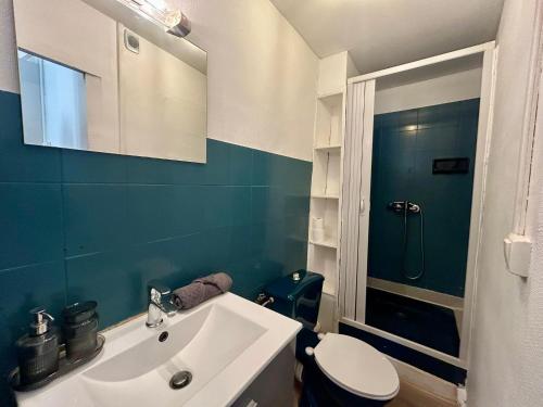 a bathroom with a sink and a toilet and a mirror at Studios Citadelle in Parthenay