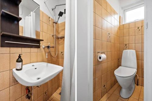 a bathroom with a toilet and a sink at S754-Stroby-Ladeplads-Svalemosevej-84 in Strøby Ladeplads