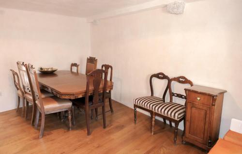 4 Bedroom Cozy Home In Senj