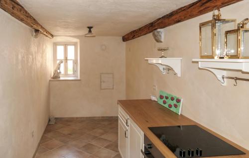 4 Bedroom Cozy Home In Senj