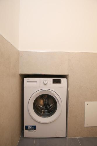 a washing machine in the corner of a room at Suite HollidayHouse - vista mare in Castelsardo