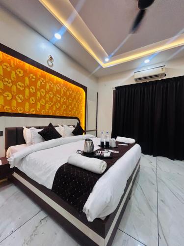 a bedroom with a large bed in a room at Shaahi Resort Harda in Bhunās
