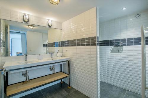 a bathroom with a sink and a mirror at Le Venise Factory in Martigues