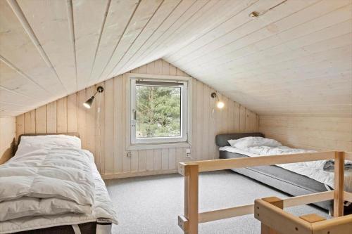 two beds in a room with a window at 0203-Romo-Peder-Jespersensvej-4 in Høm
