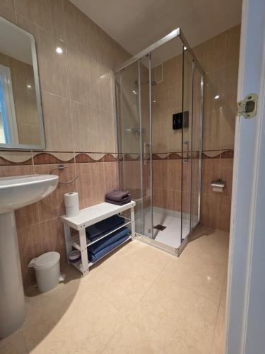 a bathroom with a shower and a sink at Apartamento Acapulco III Primera linea in Oropesa del Mar