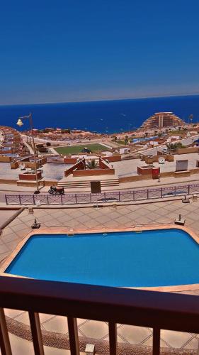 a view of a swimming pool with the ocean in the background at Chalet in Porto Sokhna Hanging Gardens - Fifth Terrace Sea View شاليه في بورتو السخنة - الحدائق المعلقة - المصطبة الخامسة - إطلالة بحر مباشر in Ain Sokhna