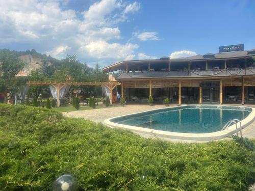 a building with a swimming pool in front of a building at комплекс Иван и Петър in Belitsa