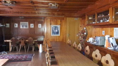 une salle à manger avec des murs en bois, des tables et des chaises dans l'établissement Hotel Bären Bern-Neuenegg Self-Check-In, à Neuenegg