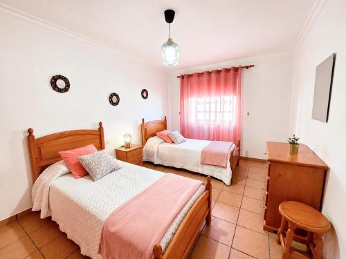 a bedroom with two beds and a window at Peluquina in Barlovento