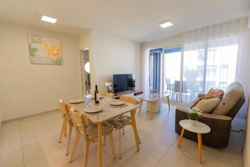 Modern Apt 2BR with balcony and gym HH