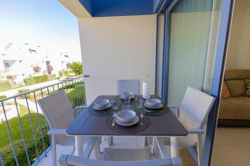 Modern Apt 2BR with balcony and gym HH