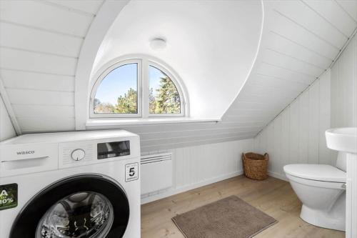 a laundry room with a washer and dryer at 0132-Romo-Kap-Farvel-12 in Høm