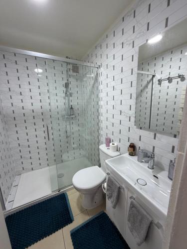 a bathroom with a toilet and a sink and a shower at Spacieux et lumineux, coup de cœur garanti à proximité du métro et RER in La Courneuve