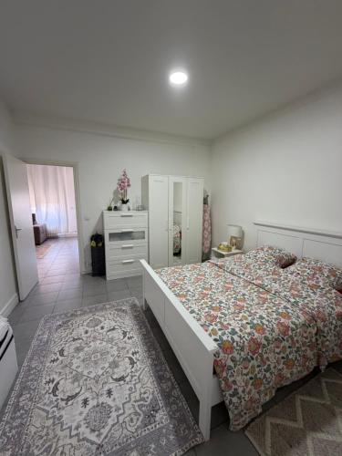 a bedroom with a bed and a dresser at Spacieux et lumineux, coup de cœur garanti à proximité du métro et RER in La Courneuve