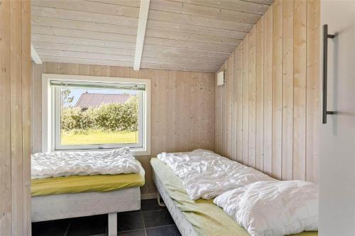two beds in a small room with a window at LF550-Vestervig-Ingersvej-20 in Vestervig