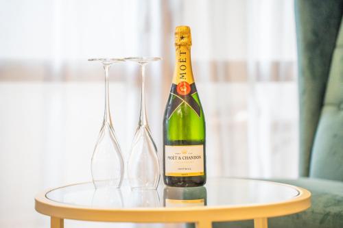 eine Flasche Champagner auf einem Tisch mit zwei Gläsern in der Unterkunft Monte Vedetta in Sliven
