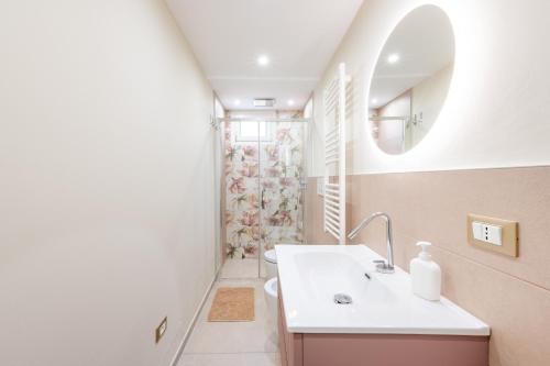 a bathroom with a sink and a mirror at Al Vecchio Cinema Martano in Martano