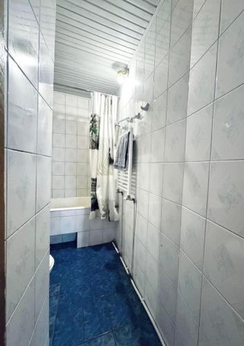 a bathroom with a tub and a toilet in a room at Buddha Hostel Bodoni in Chişinău