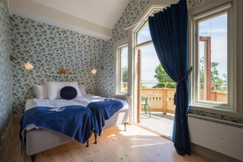 a bedroom with a bed and a window at Hotel Bellevue in Hjo