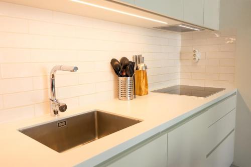 Modern Apt 2BR with balcony and pool HE