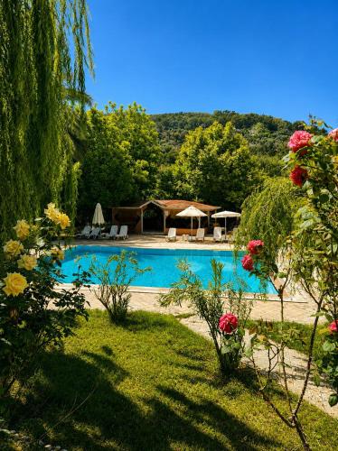 a swimming pool in the middle of a yard at Denge Hidden Garden in İslâmlar