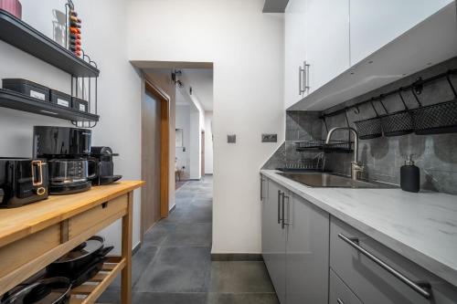 Athens City Apartment Walk to Metro Ideal City Stay