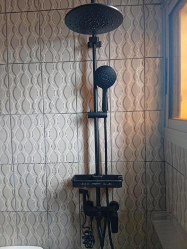 a black lamp in a room with a wall at Amidez Apparts in Zalom