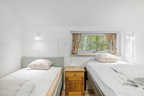 a bedroom with two twin beds and a window at LF581-Hurup-Thy-Haettemagevej-1 in Sindrup